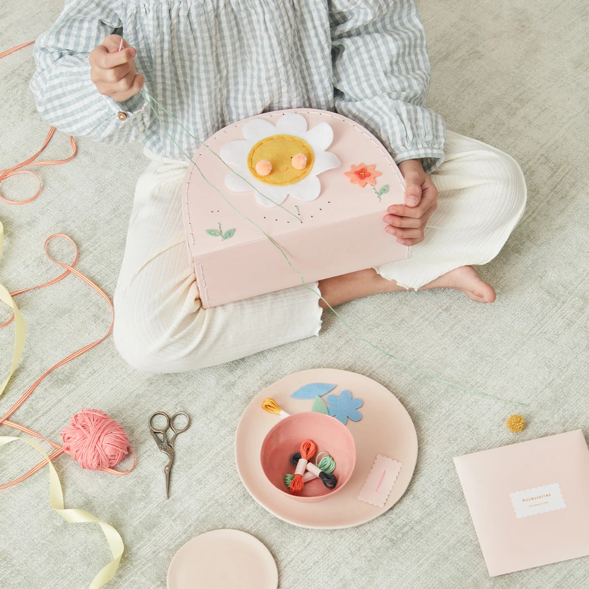 Meri-Meri Flower Embroidery Suitcase Kit 2 Meri-Meri Flower Embroidery Suitcase Kit - Image 2