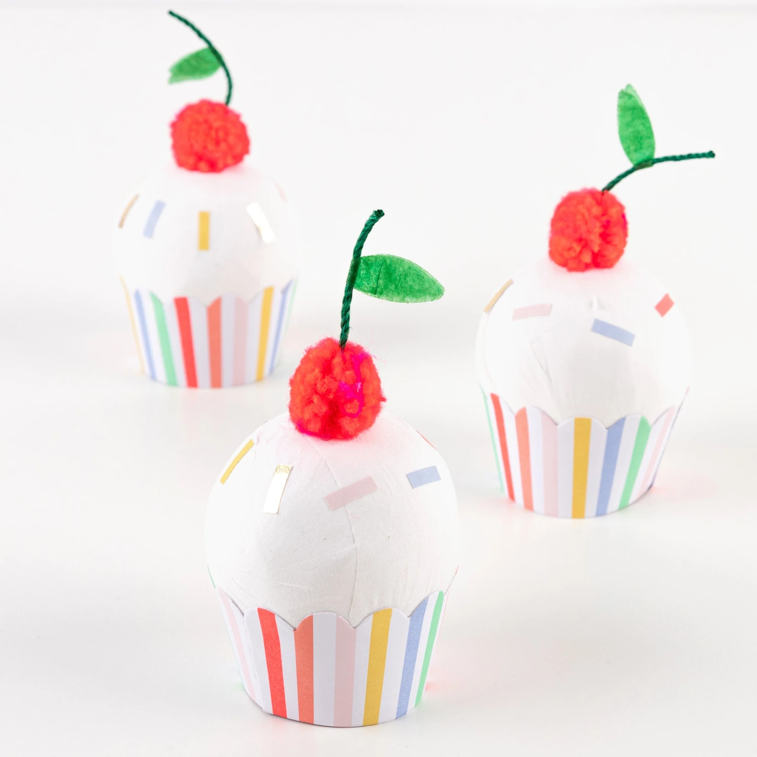Meri-Meri Cupcake Surprise Balls (x 3) 1 Meri-Meri Cupcake Surprise Balls (x 3)