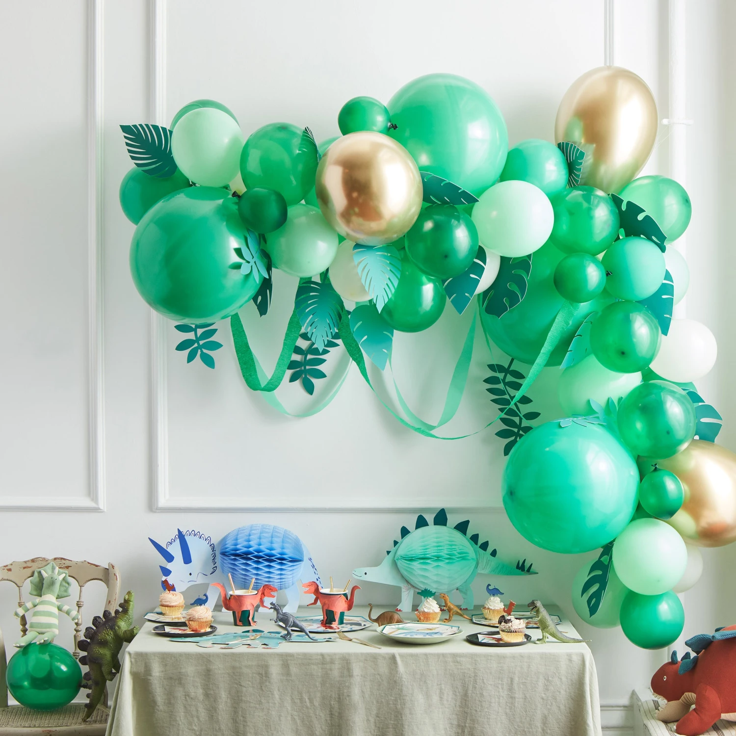 Meri-Meri Leafy Green Balloon Arch (x 44 Balloons) 2 Meri-Meri Leafy Green Balloon Arch (x 44 Balloons) - Image 2
